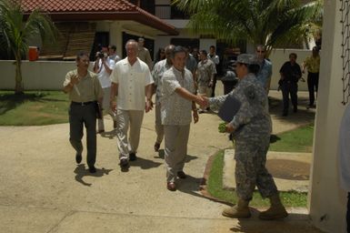 [Assignment: 48-DPA-SOI_K_Guam_6-6-7-07] Pacific Islands Tour: Visit of Secretary Dirk Kempthorne [and aides] to Guam, U.S. Territory [48-DPA-SOI_K_Guam_6-6-7-07__DI11286.JPG]