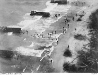 WEWAK, NORTH EAST NEW GUINEA. 1945-05-11. PART OF "FARIDA FORCE" OF THE 6TH AUSTRALIAN DIVISION, LANDING ON THE BEACH AT DOVE BAY EAST OF WEWAK IN THE FINAL ASSAULT ON THE AREA