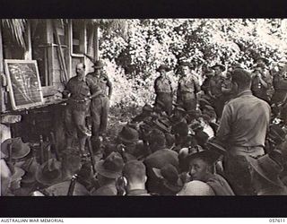 KAIAPIT, NEW GUINEA. 1943-09-26. NX4082 MAJOR D. R. OWEN, BRIGADE MAJOR, HEADQUARTERS 21ST AUSTRALIAN INFANTRY BRIGADE, LECTURING THE TROOPS ON THE PROGRESS OF THE CAMPAIGN IN THE NEW GUINEA AREA. ..