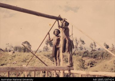 Building roof support arches