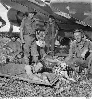 1942-11-19. NEW GUINEA. KOKODA. WOUNDED WAITING TO BE EVACUATED BY PLANE. (NEGATIVE BY G. SILK)