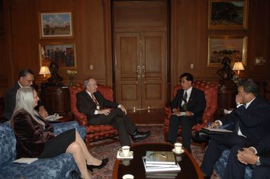 [Assignment: 48-DPA-02-05-08_SOI_K_Mori] Secretary Dirk Kempthorne [meeting at Main Interior] with delegation from the Federated States of Micronesia, led by Micronesia President Emanuel Mori [48-DPA-02-05-08_SOI_K_Mori_DOI_9645.JPG]