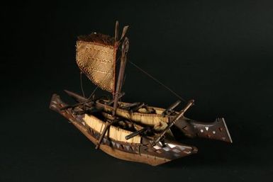 Model vaka taurua (double hulled canoe)