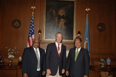 [Assignment: 48-DPA-09-26-07_SOI_K_Pres_Note] Secretary Dirk Kempthorne [and aides meeting at Main Interior] with delegation from Republic of Marshall Islands, led by Marshalls President Kessai Note [48-DPA-09-26-07_SOI_K_Pres_Note_DOI_2173.JPG]