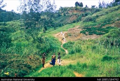 Kerowagi - Kewamugl, carriers on track