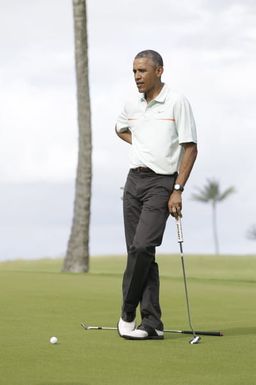 Barack Obama plays golf with Prime Minister Najib Razak, Joe Paulsen, and Mike Brush in Kaneohe Bay, Hawaii, December 24, 2014