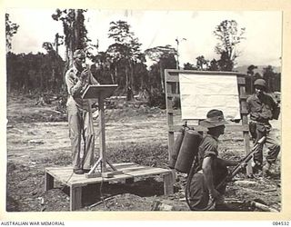 BOUGAINVILLE, SOLOMON ISLANDS. 1944-12-21. LIEUTENANT T.B. ALLEN, 132 UNITED STATES INFANTRY REGIMENT, (1), ADDRESSING AUSTRALIAN ARMY OFFICERS AT HEADQUARTERS 3 DIVISION IN THE CHARACTERISTICS AND ..