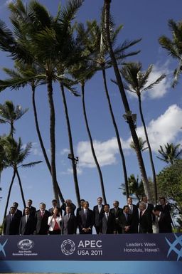 Barack Obama poses with other leaders for the APEC Family Photo in Honolulu, Hawaii, November 13, 2011