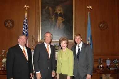 [Assignment: 48-DPA-06-25-07_SOI_K_Bordallo] Secretary Dirk Kempthorne [and aides meeting at Main Interior] with group led by Madeleine Bordallo, [Delegate from Guam to the U.S. House of Representatives] [48-DPA-06-25-07_SOI_K_Bordallo_DOI_4609.JPG]