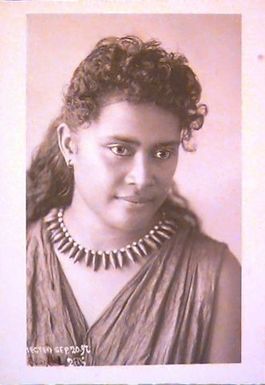 Samoan woman with spiky necklace