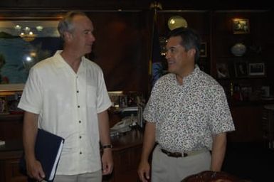 [Assignment: 48-DPA-SOI_K_Guam_6-6-7-07] Pacific Islands Tour: Visit of Secretary Dirk Kempthorne [and aides] to Guam, U.S. Territory [48-DPA-SOI_K_Guam_6-6-7-07__DI11072.JPG]