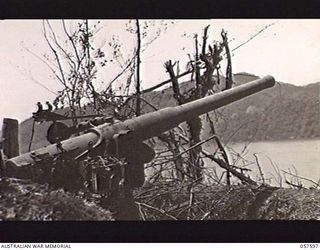 SALAMAUA AREA, NEW GUINEA. 1943-09-20. JAPANESE ANTI-AIRCRAFT GUN CAPTURED ON THE PENINSULA IN THE 312TH AUSTRALIAN LIGHT AID DETACHMENT AREA. THIS GUN WAS FOUND IN GOOD ORDER