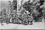 Pig festival, singsing, Kwiop: procession of decorated men on the dance ground