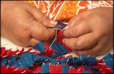 Making tivaevae taorei: sewing a row