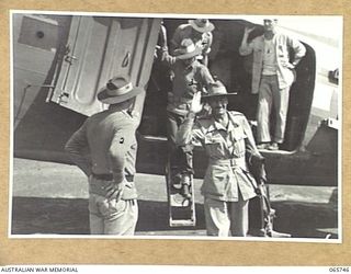 MAREEBA, QLD. 1944-04-13. NX132 CAPTAIN G.C. QUONOEY, STAFF CAPTAIN, 2/1ST AUSTRALIAN MOVEMENT AND CONTROL GROUP, LEFT (2), GREETING QX6062 BRIGADIER R.J.H. RISSON, DSO., OBE., CHIEF ENGINEER, ..