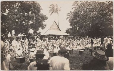 Cook Islanders performing