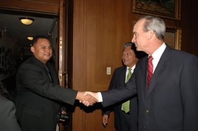 [Assignment: 48-DPA-09-26-07_SOI_K_Pres_Note] Secretary Dirk Kempthorne [and aides meeting at Main Interior] with delegation from Republic of Marshall Islands, led by Marshalls President Kessai Note [48-DPA-09-26-07_SOI_K_Pres_Note_DOI_2162.JPG]