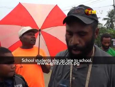 Lae's Youth Filling-in potholes despite heavy downpour