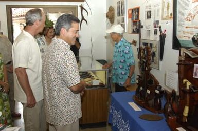 [Assignment: 48-DPA-SOI_K_Guam_6-6-7-07] Pacific Islands Tour: Visit of Secretary Dirk Kempthorne [and aides] to Guam, U.S. Territory [48-DPA-SOI_K_Guam_6-6-7-07__DI11254.JPG]