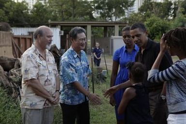 Barack, Michelle, Sasha, and Malia Obama Visit the Waikiki Zoo