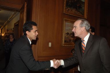 [Assignment: 48-DPA-02-05-08_SOI_K_Mori] Secretary Dirk Kempthorne [meeting at Main Interior] with delegation from the Federated States of Micronesia, led by Micronesia President Emanuel Mori [48-DPA-02-05-08_SOI_K_Mori_DOI_9631.JPG]