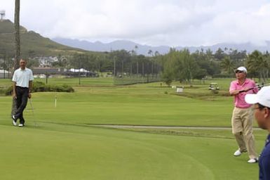 Barack Obama plays golf with Prime Minister Najib Razak, Joe Paulsen, and Mike Brush in Kaneohe Bay, Hawaii, December 24, 2014