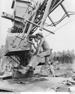 RENDOVA, BRITISH SOLOMON ISLANDS PROTECTORATE. C.1944. A NEW ZEALAND MANNED AIR SEARCH RADAR. (NAVAL HISTORICAL COLLECTION)