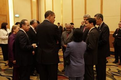 Barack Obama talks with leaders prior to the climate change breakfast in Singapore, November 15, 2009