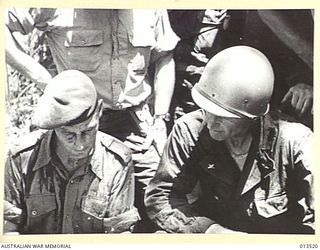 1942-11-11. NEW GUINEA. BRIGADIER-GENERAL MCNIDER CONFERS WITH AN AUSTRALIAN OFFICER