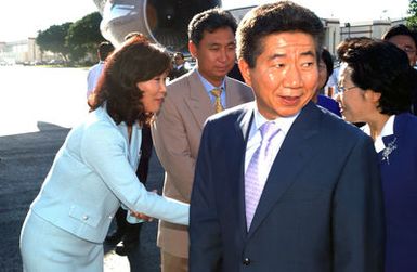 Republic of Korea President Roh Moo-Hyun (right) and his wife Kwon Yang-Sook departs Hickam Air Force Base, Hawaii, on Nov. 22, 2004. They visited Hawaii after attending the 2004 Asia Pacific Economic Corporation summit in Chile. (PHOTO by Eddie Foster, CIV) (Released)