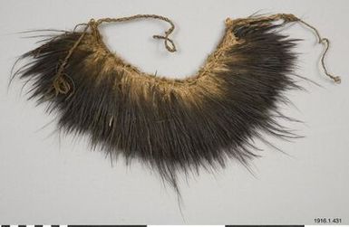 ["huvudprydnad, smycke, jewellery, head decoration", "huvudprydnad, smycke, jewellery, head decoration"]