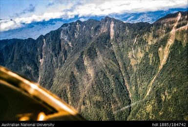 Upper Chimbu Valley (flight) - North Wall