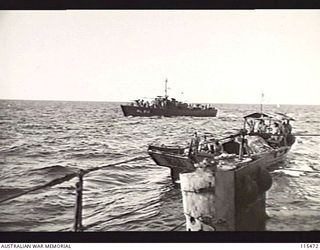 OFF KAHILI POINT, BOUGAINVILLE. 1945-09-07. JAPANESE BARGE CARRYING AN ENVOY FROM LIEUTENANT-GENERAL M. KANDA, COMMANDER, 17TH JAPANESE ARMY, DRAWING ALONGSIDE THE RAN FRIGATE, HMAS DIAMANTINA, FOR ..