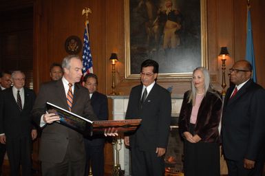 [Assignment: 48-DPA-02-05-08_SOI_K_Mori] Secretary Dirk Kempthorne [meeting at Main Interior] with delegation from the Federated States of Micronesia, led by Micronesia President Emanuel Mori [48-DPA-02-05-08_SOI_K_Mori_DOI_9656.JPG]