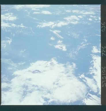 STS106-726-036 - STS-106 - The Hawaiian Island chain taken from Atlantis during STS-106.