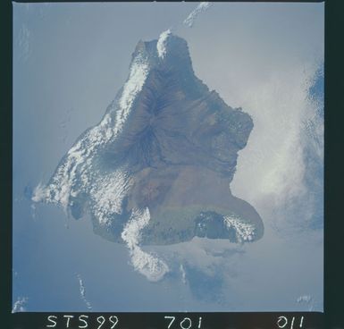 STS099-701-011 - STS-099 - Earth observations of the Hawaiian Islands taken from OV-105 during STS-99