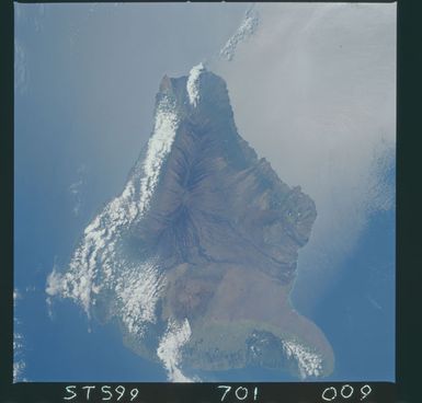 STS099-701-009 - STS-099 - Earth observations of the Hawaiian Islands taken from OV-105 during STS-99