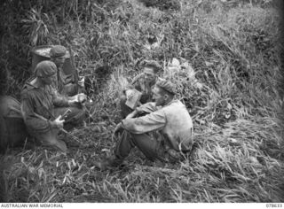 BOUGAINVILLE ISLAND. 1945-01-18. PERSONNEL OF THE 2ND FIELD REGIMENT, COVERED WITH MUD AND TIRED OUT AFTER A 9 DAY PATROL THROUGH ENEMY TERRITORY WITH TROOPS OF THE 47TH INFANTRY BATTALION. ..