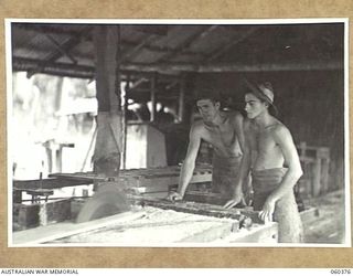 SOGERI, NEW GUINEA. 1943-11-20. STAFF PERSONNEL OF THE SCHOOL OF SIGNALS, NEW GUINEA FORCE, AT THE UNIT SAWMILL. ALL TIMBER USED IN THE CONSTRUCTION OF THE BARRACKS AND OTHER BUILDINGS IS CUT AT ..