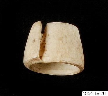 ["armband, bracelet, armlet"]