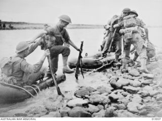 1943-10-07. NEW GUINEA. MARKHAM VALLEY ADVANCE. AUSTRALIAN TROOPS CROSS THE TEN KNOT UMI RIVER IN RUBBER BOATS ATTACHED TO FLYING FOXES. (NEGATIVE BY MILITARY HISTORY NEGATIVES & GORDON SHORTS)