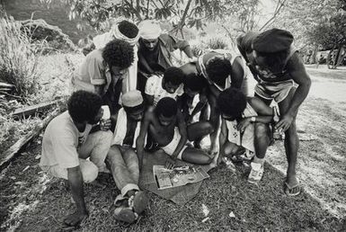 Kanak insurgents read inaccurate story in "Paris Match", New Caledonia, 1984