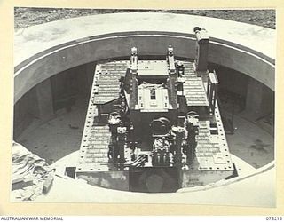 PORT MORESBY, PAPUA. 1944-08-17. THE GUN PLATFORM IN POSITION IN THE NO. 1 GUN EMPLACEMENT AT THE BASILISK BATTERY, 801ST ANTI-AIRCRAFT AND COAST ARTILLERY BATTERY. SEEN ARE THE PLATFORM, MOUNTING, ..