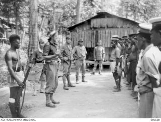 BONIS PENINSULA, BOUGAINVILLE. 1945-09-15. MEMBERS OF HEADQUARTERS 2 CORPS, PREPARED FOR SURRENDER DISCUSSIONS WITH THE JAPANESE WENT ASHORE AT JAPANESE NAVAL HEADQUARTERS, BONIS PENINSULA. SHOWN ..