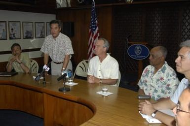 [Assignment: 48-DPA-SOI_K_Guam_6-6-7-07] Pacific Islands Tour: Visit of Secretary Dirk Kempthorne [and aides] to Guam, U.S. Territory [48-DPA-SOI_K_Guam_6-6-7-07__DI11112.JPG]