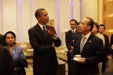 Barack Obama talks with leaders prior to the climate change breakfast in Singapore, November 15, 2009