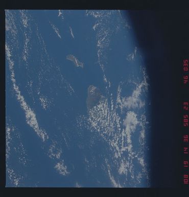 51D-46-035 - STS-51D - STS-51D earth observations