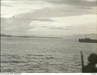 AITAPE AREA, NORTH EAST NEW GUINEA. 1944-04-22. US AND RAAF TROOPS WATCH FROM THE DECK OF A LANDING SHIP, TANK (LST) THE ALLIED CONVOY COMING IN FOR THE LANDING AT KAROKO VILLAGE NEAR AITAPE