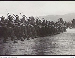 TOROKINA, BOUGAINVILLE. 1945-10-29. PERSONNEL OF AUSTRALIAN ARMY SERVICE CORPS MOVING TOWARDS THE SALUTING BASE WHERE THE COMMANDER IN CHIEF, AUSTRALIAN MILITARY FORCES, TAKES THE SALUTE DURING THE ..