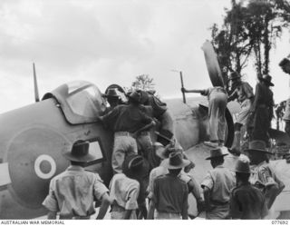 BOUGAINVILLE ISLAND. 1944-12-23. TROOPS OF THE 1ST INDIAN HEAVY ANTI-AIRCRAFT REGIMENT BEING SHOWN OVER A CHANCE-VOUGHT "CORSAIR" FIGHTER AIRCRAFT OF THE ROYAL NEW ZEALAND AIR FORCE ON THE PIVA ..